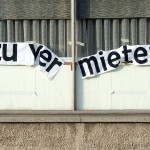 Fenster eines Hauses mit Zu vermieten Schriftzug