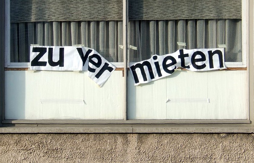 Fenster eines Hauses mit Zu vermieten Schriftzug