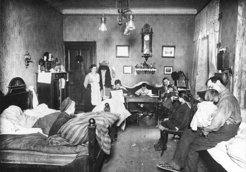ADN-ZB/Archiv Wohnungselend in Deutschland um 1919 In dieser Wohnung, die aus einer Stube und Küche bestand, lebten 11 Personen.